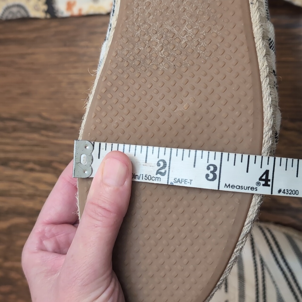 Toms - Picture 5 of 5
